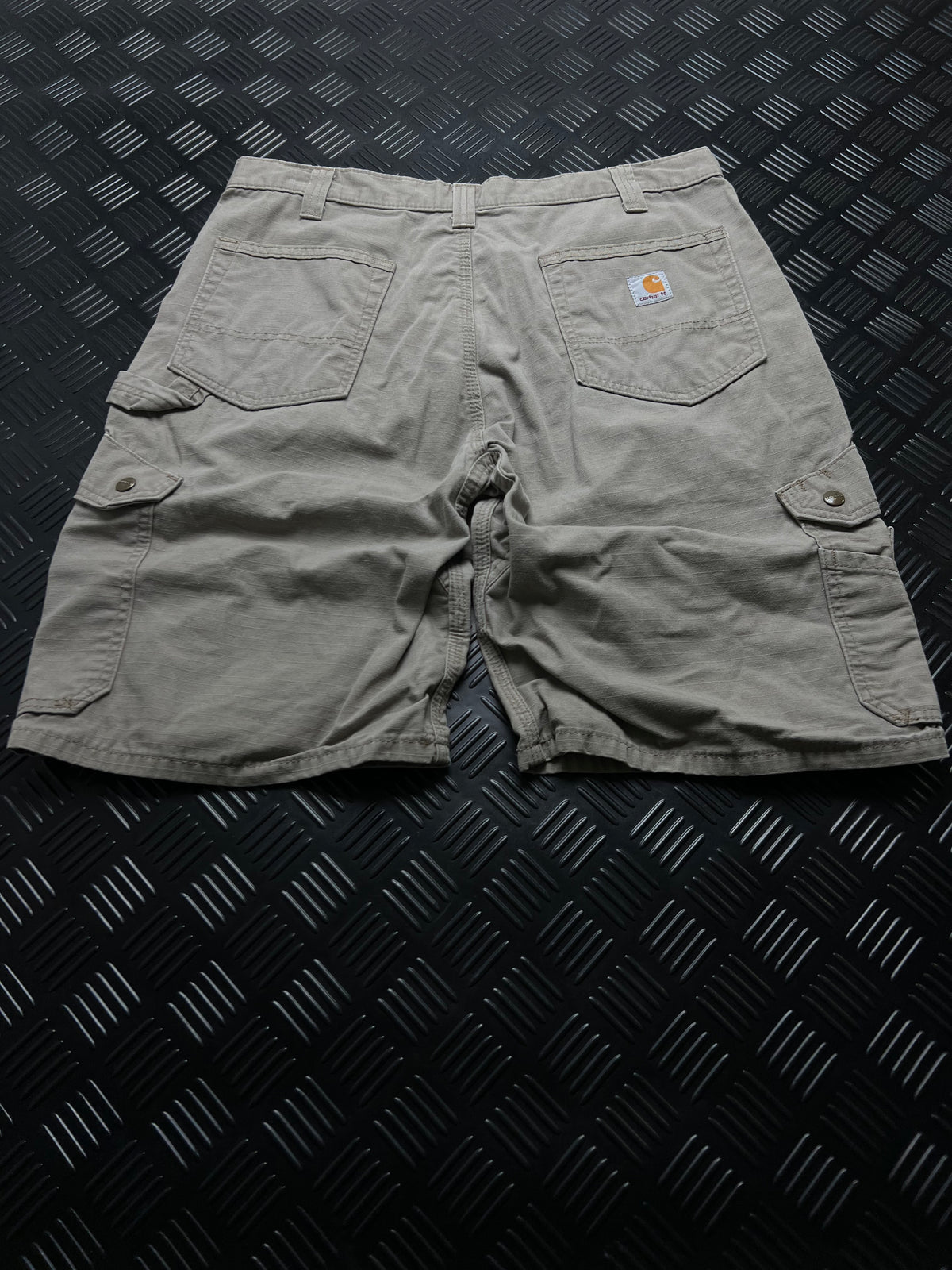BERMUDAS CARGO B357-DES RELAXED FIT CARHARTT · BEIGE — vista trasera