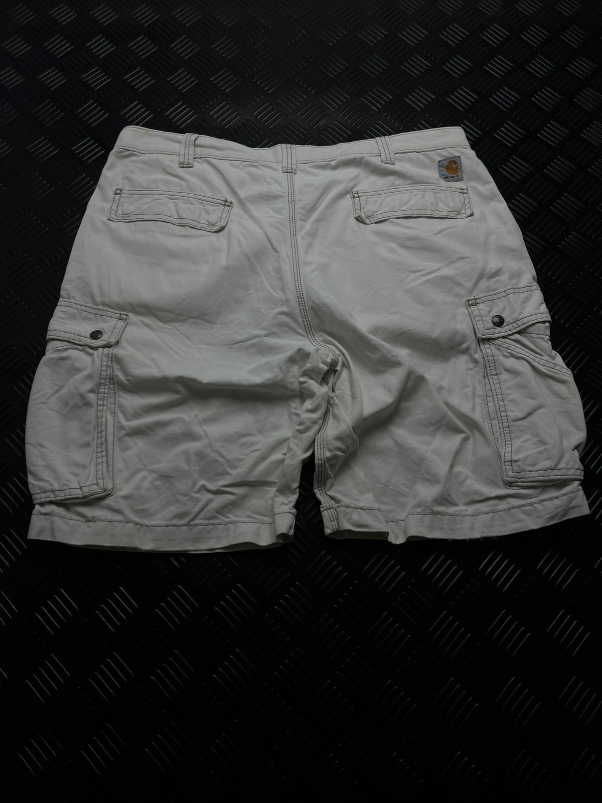 BERMUDAS CARGO CARHARTT · BEIGE CLARO — vista trasera