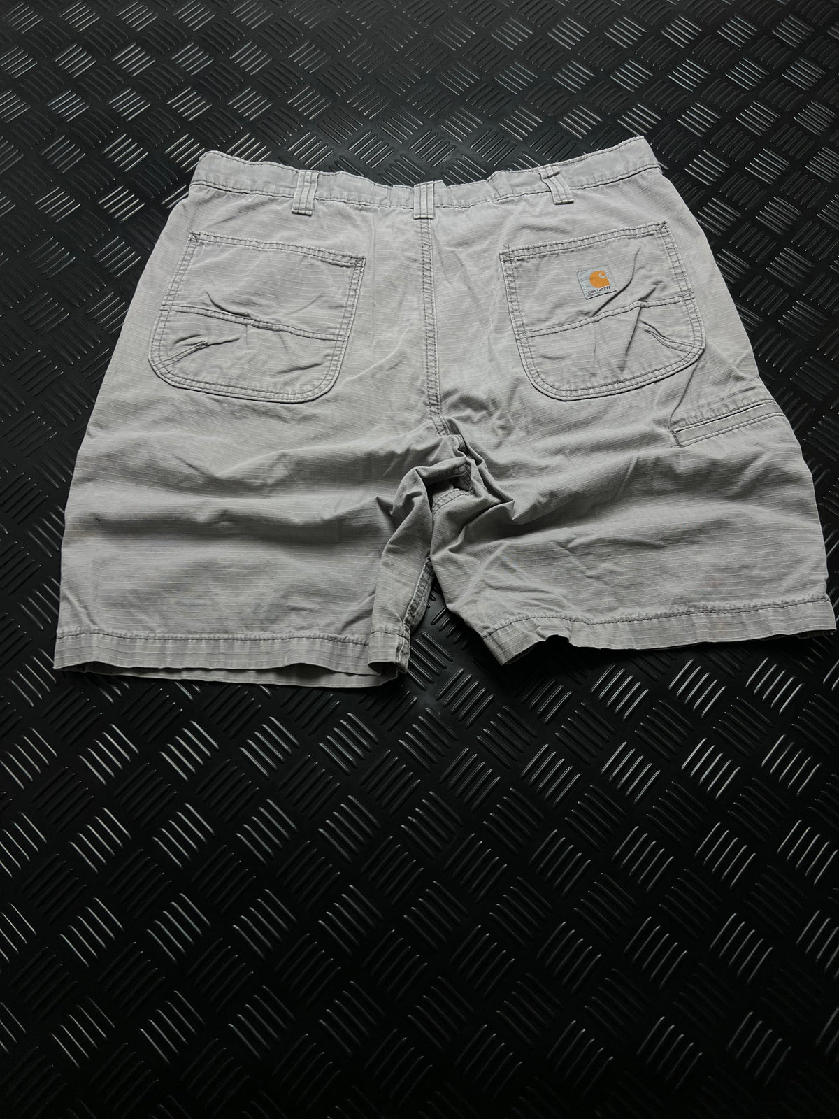 BERMUDAS FORCE CARHARTT · GRIS — vista trasera