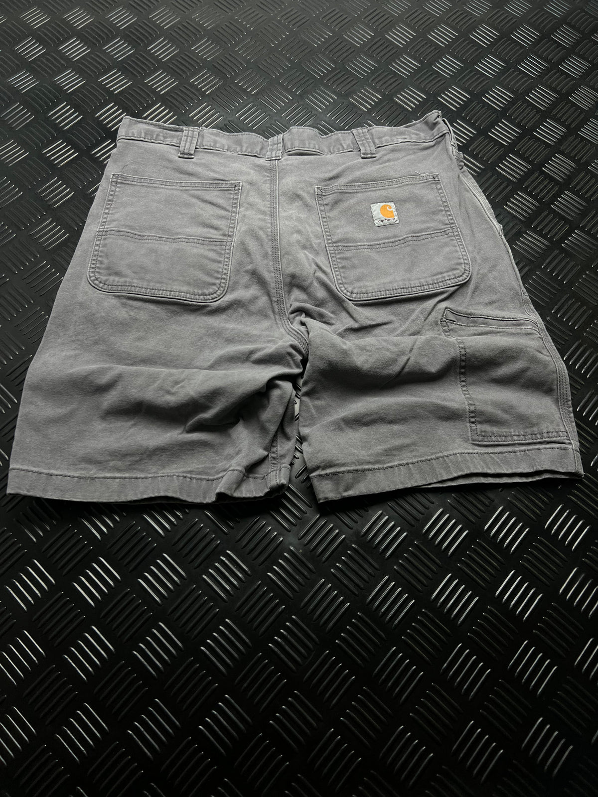 BERMUDAS CARPENTER CARHARTT · GRIS — vista trasera