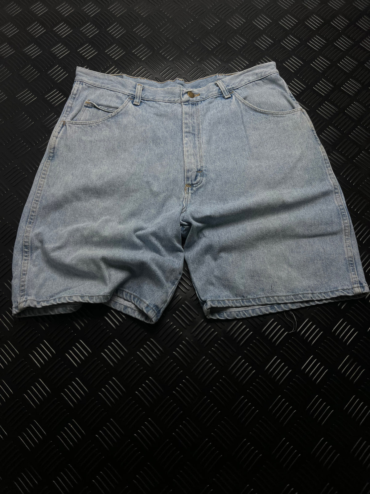 BERMUDAS VAQUERAS WRANGLER · AZUL CLARO — vista delantera