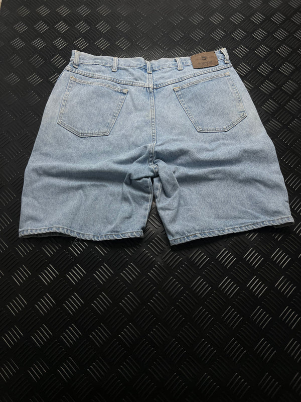 BERMUDAS VAQUERAS WRANGLER · AZUL CLARO — vista trasera