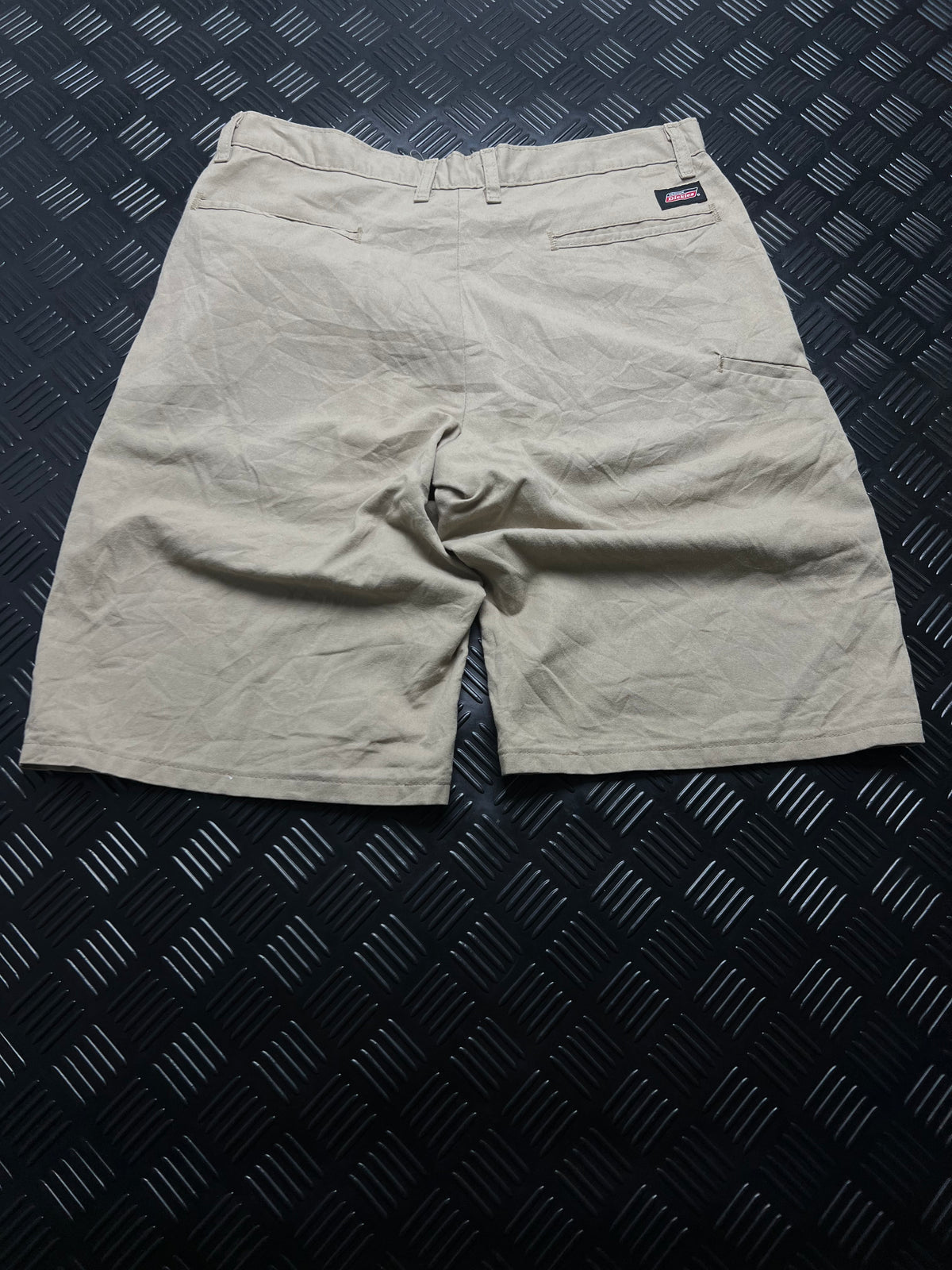 BERMUDAS DICKIES · BEIGE — vista trasera