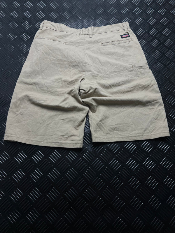 BERMUDAS DICKIES · BEIGE — vista trasera