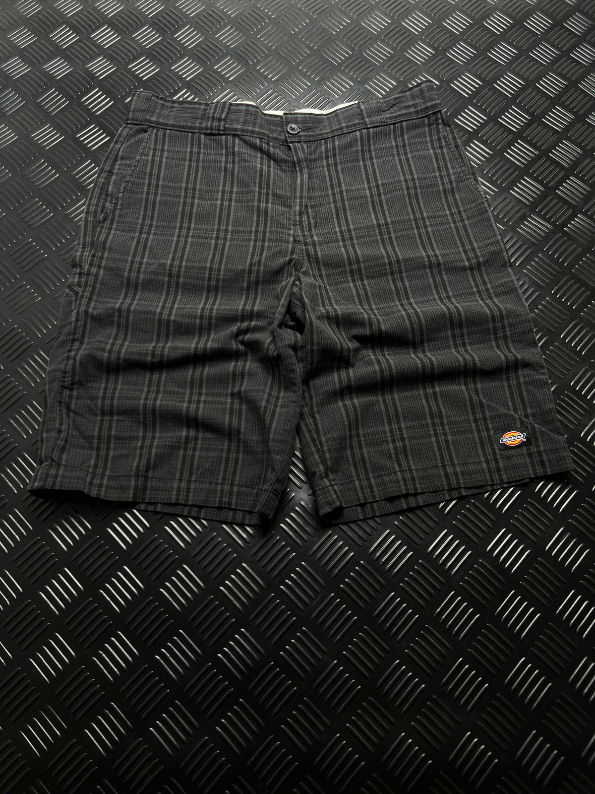 BERMUDAS DE CUADROS DICKIES · NEGRO / GRIS — vista delantera