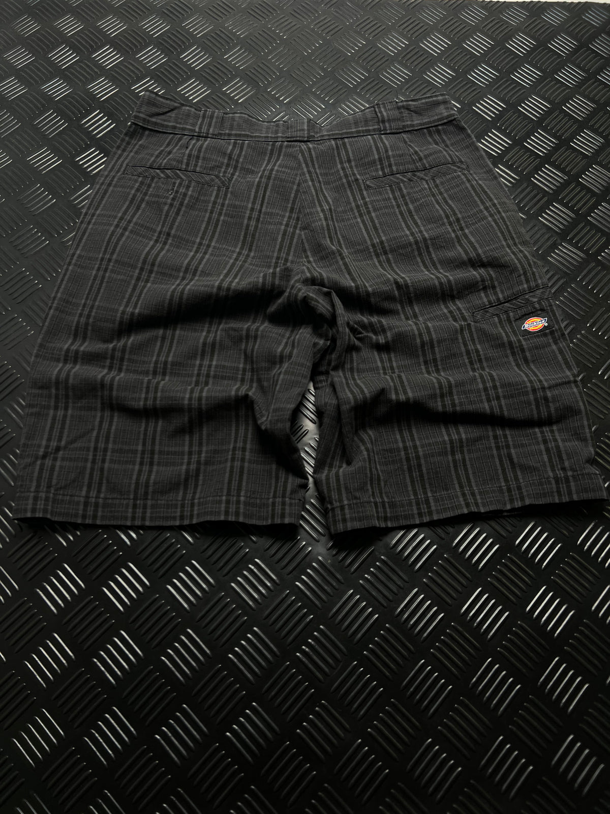 BERMUDAS DE CUADROS DICKIES · NEGRO / GRIS — vista trasera