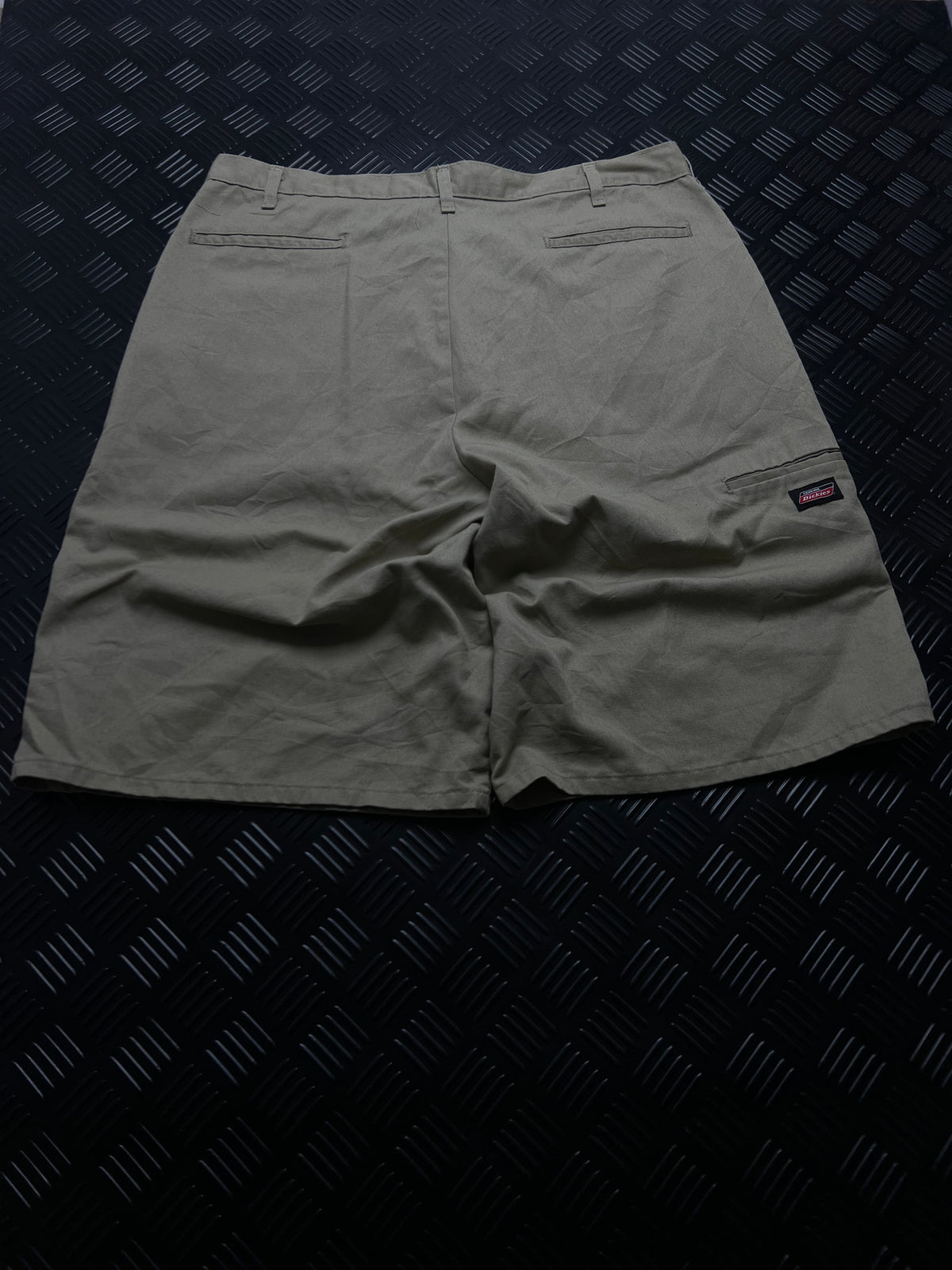 BERMUDAS DICKIES · BEIGE — vista trasera