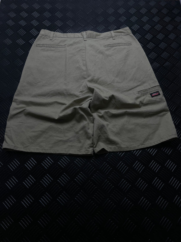 BERMUDAS DICKIES · BEIGE — vista trasera