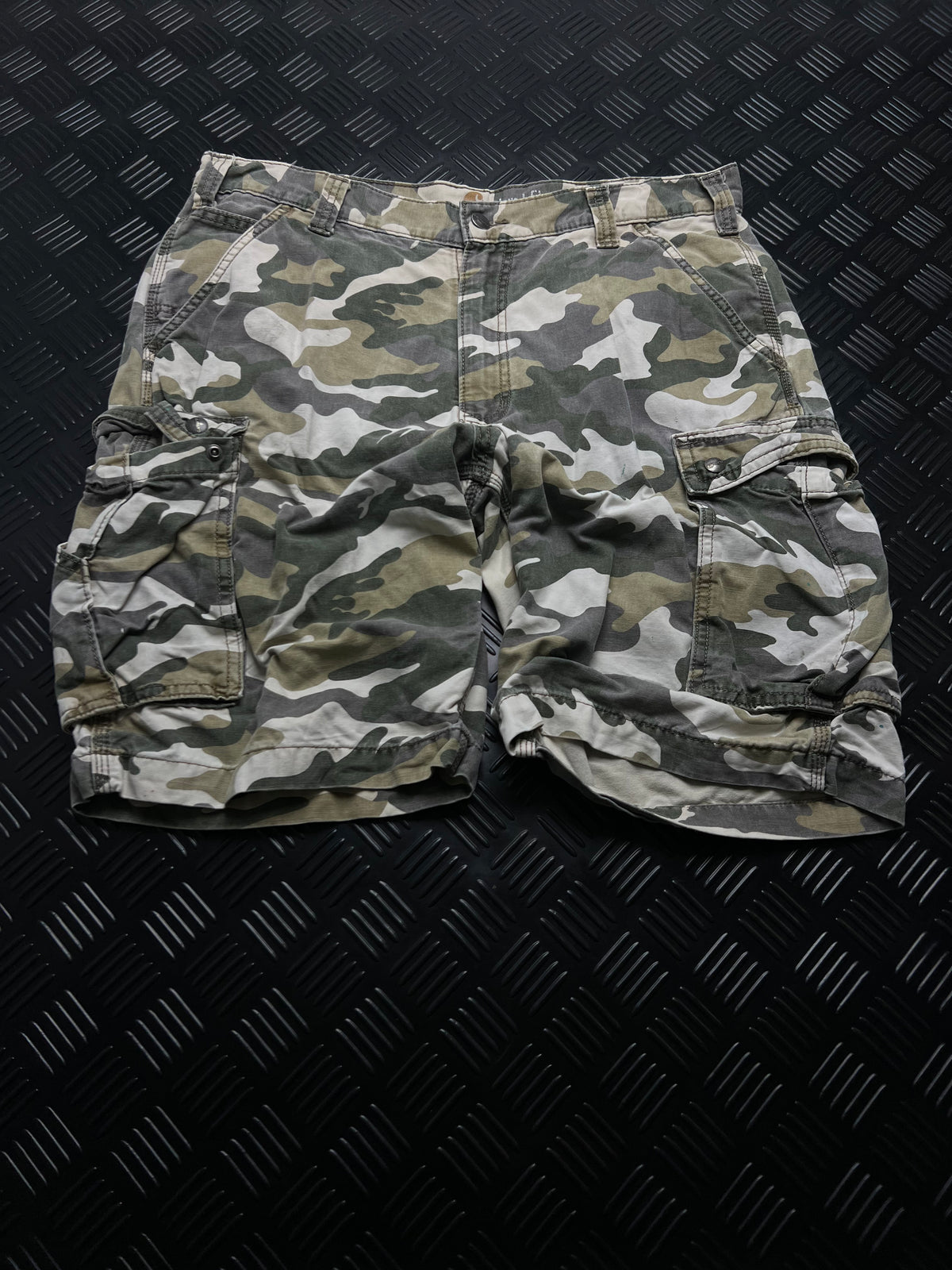 BERMUDAS CARGO DE CAMUFLAJE CARHARTT · VERDE / BEIGE — vista delantera
