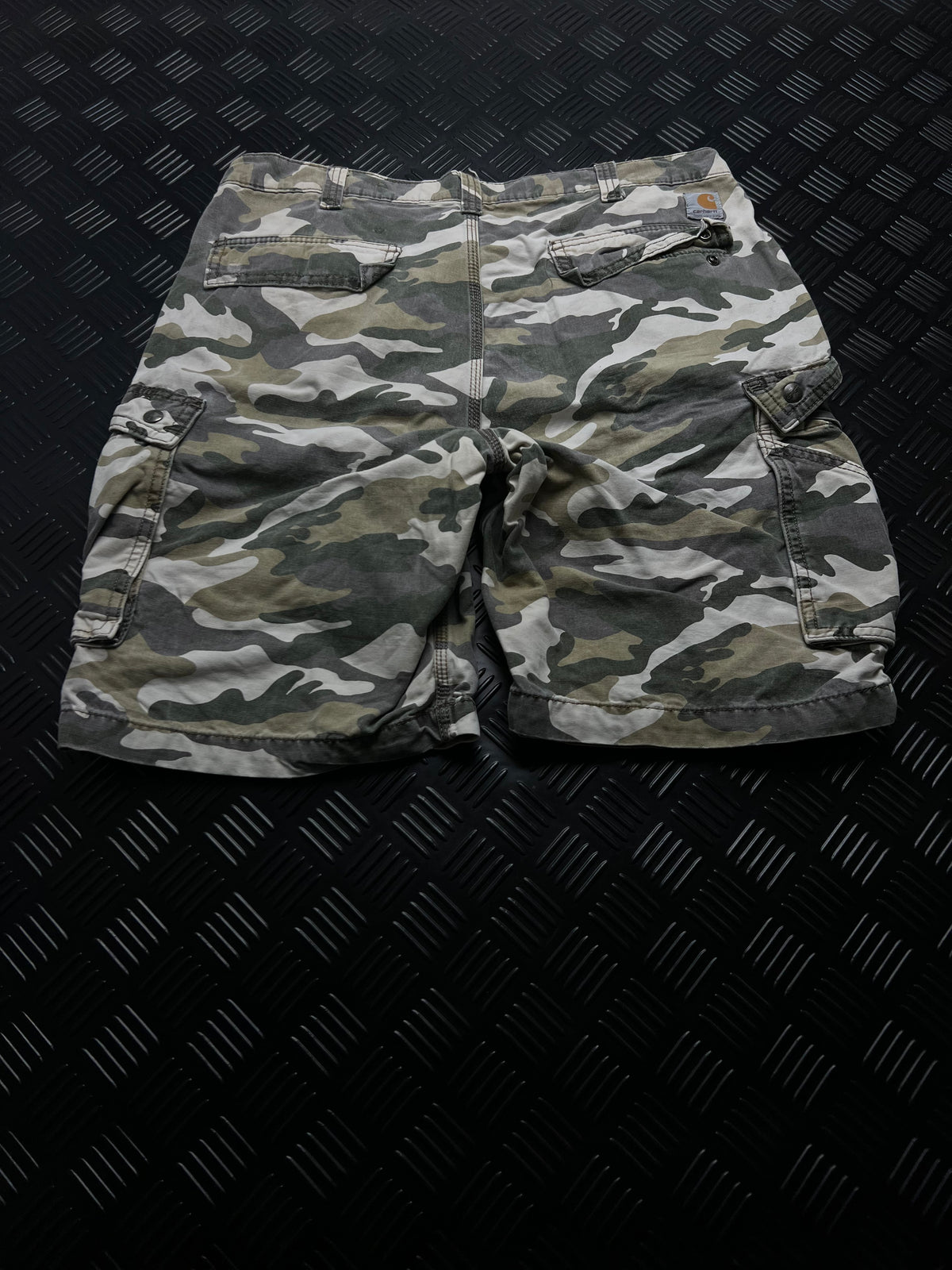 BERMUDAS CARGO DE CAMUFLAJE CARHARTT · VERDE / BEIGE — vista trasera