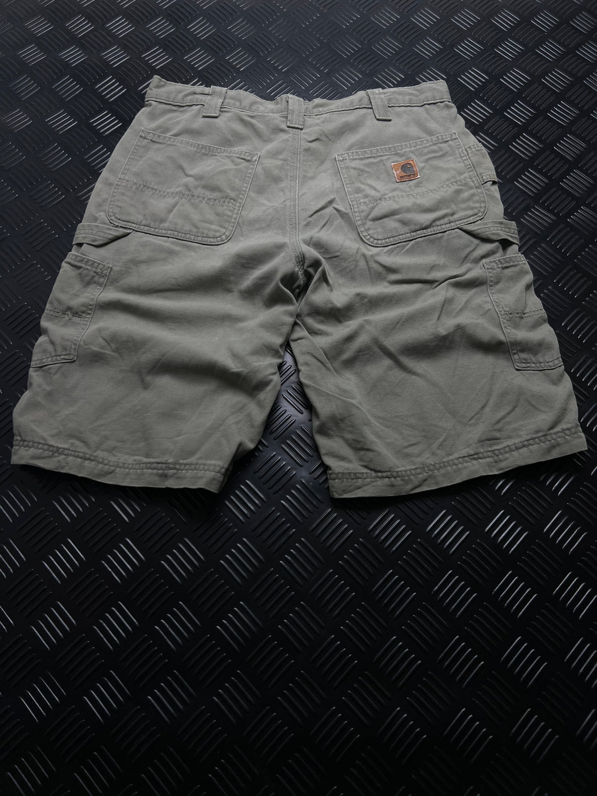 BERMUDAS CARHARTT · VERDE OLIVA — vista trasera