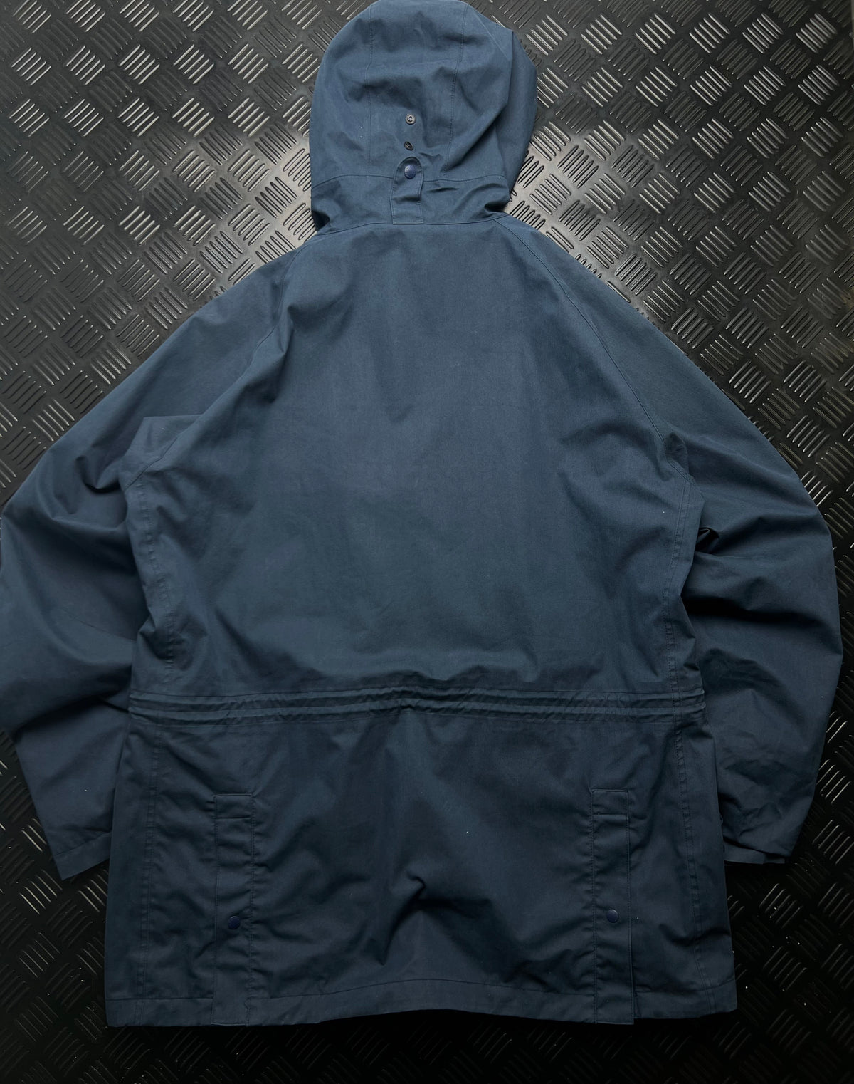 Vista trasera de chaqueta barbour con capucha, azul marino