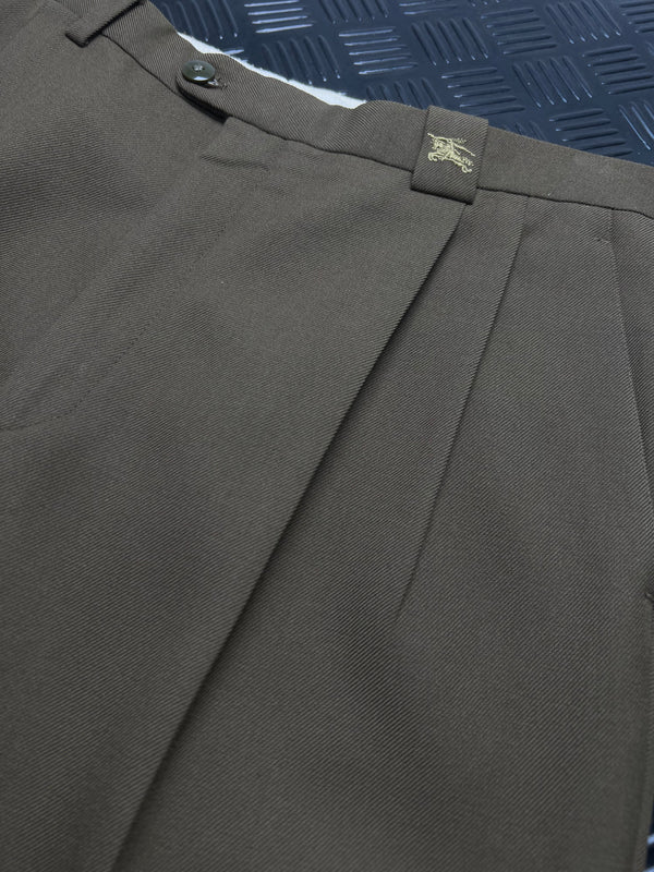 Detalle de pantalón burberrys con pinzas, marrón