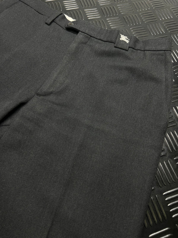 Detalle de pantalón burberrys con pinzas, negro