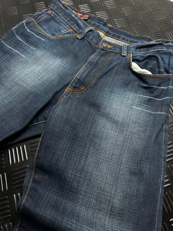 Detalle de pantalón vaquero marlboro classics, azul