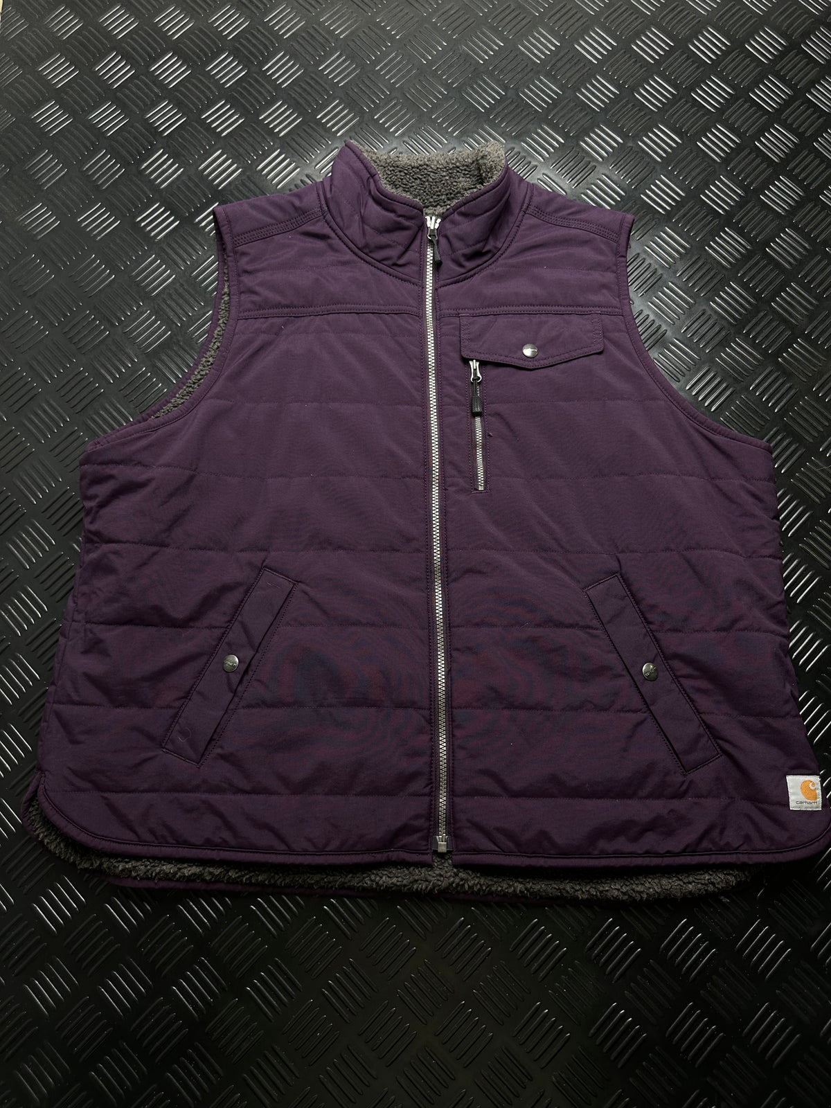 Vista frontal de chaleco carhartt, violeta