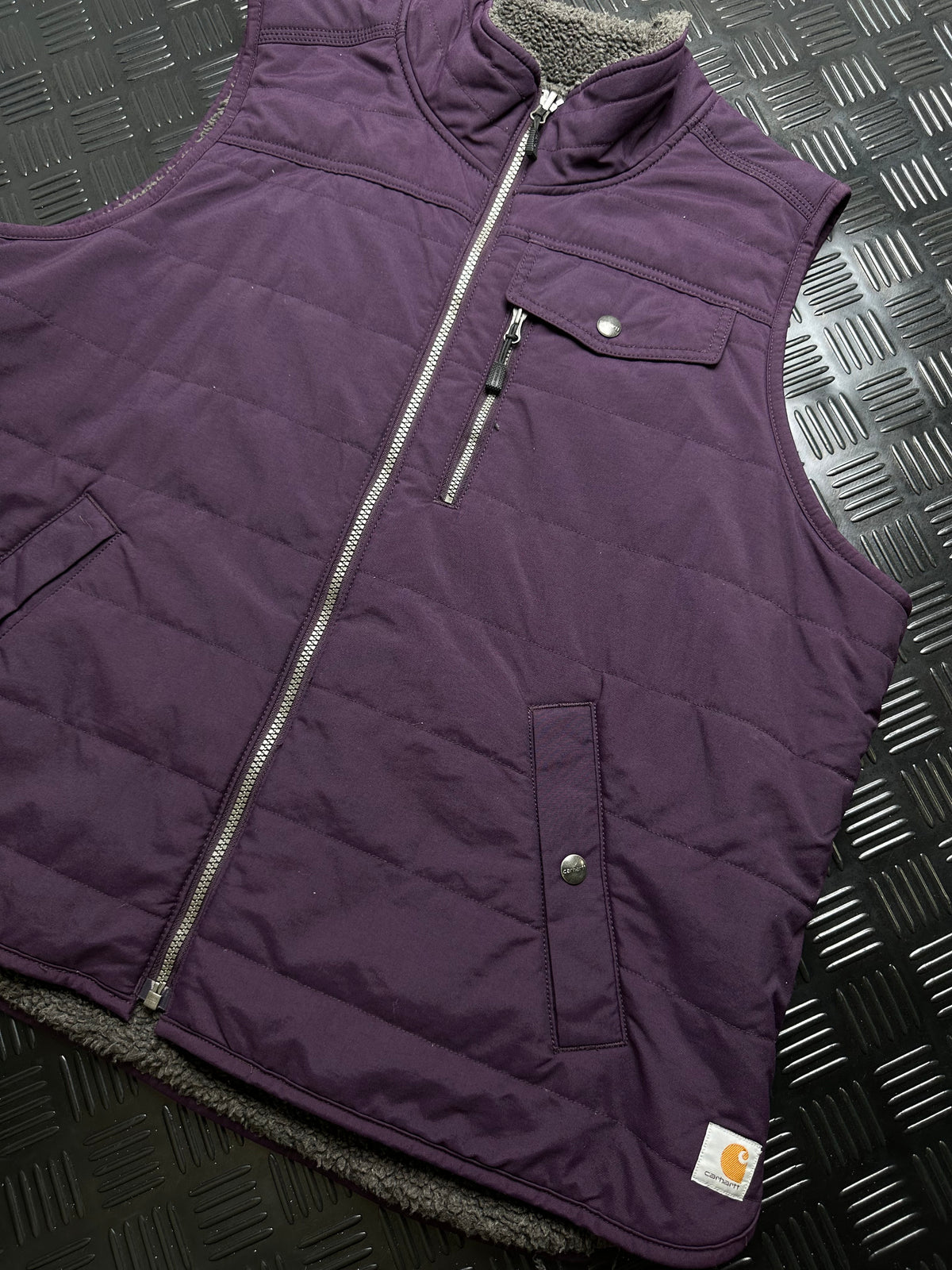 Detalle de chaleco carhartt, violeta