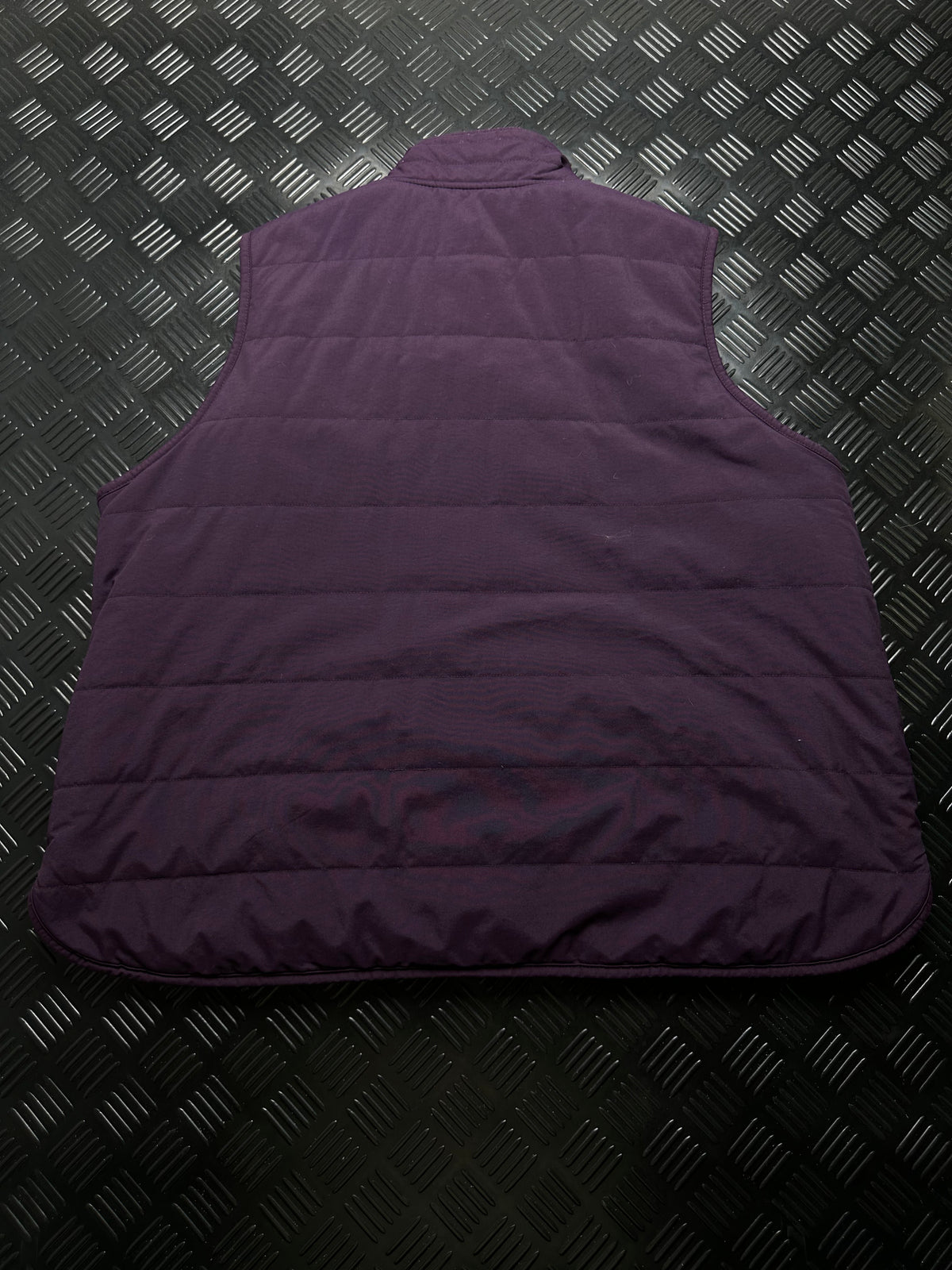 Vista trasera de chaleco carhartt, violeta