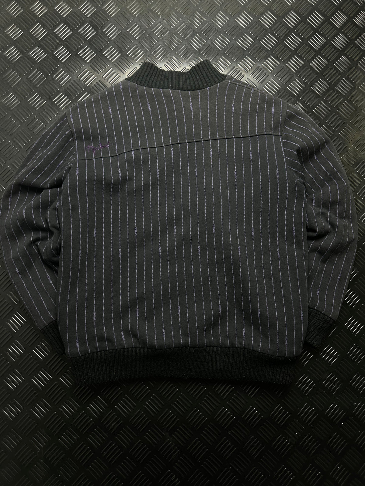 Vista trasera de sudadera rip curl de rayas con cremallera, negro / gris