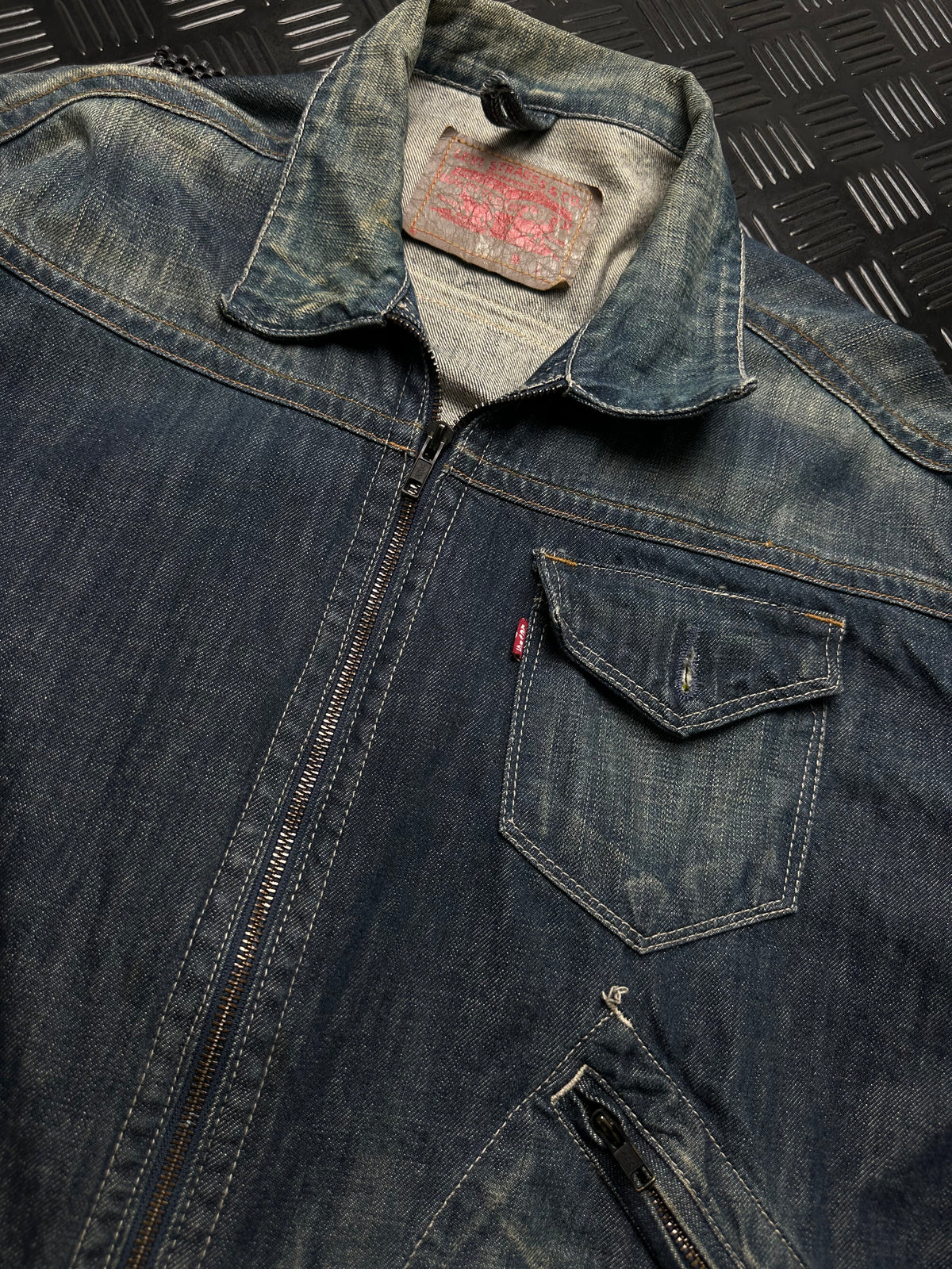 Detalle de chaqueta vaquera levi's de cremallera, azul