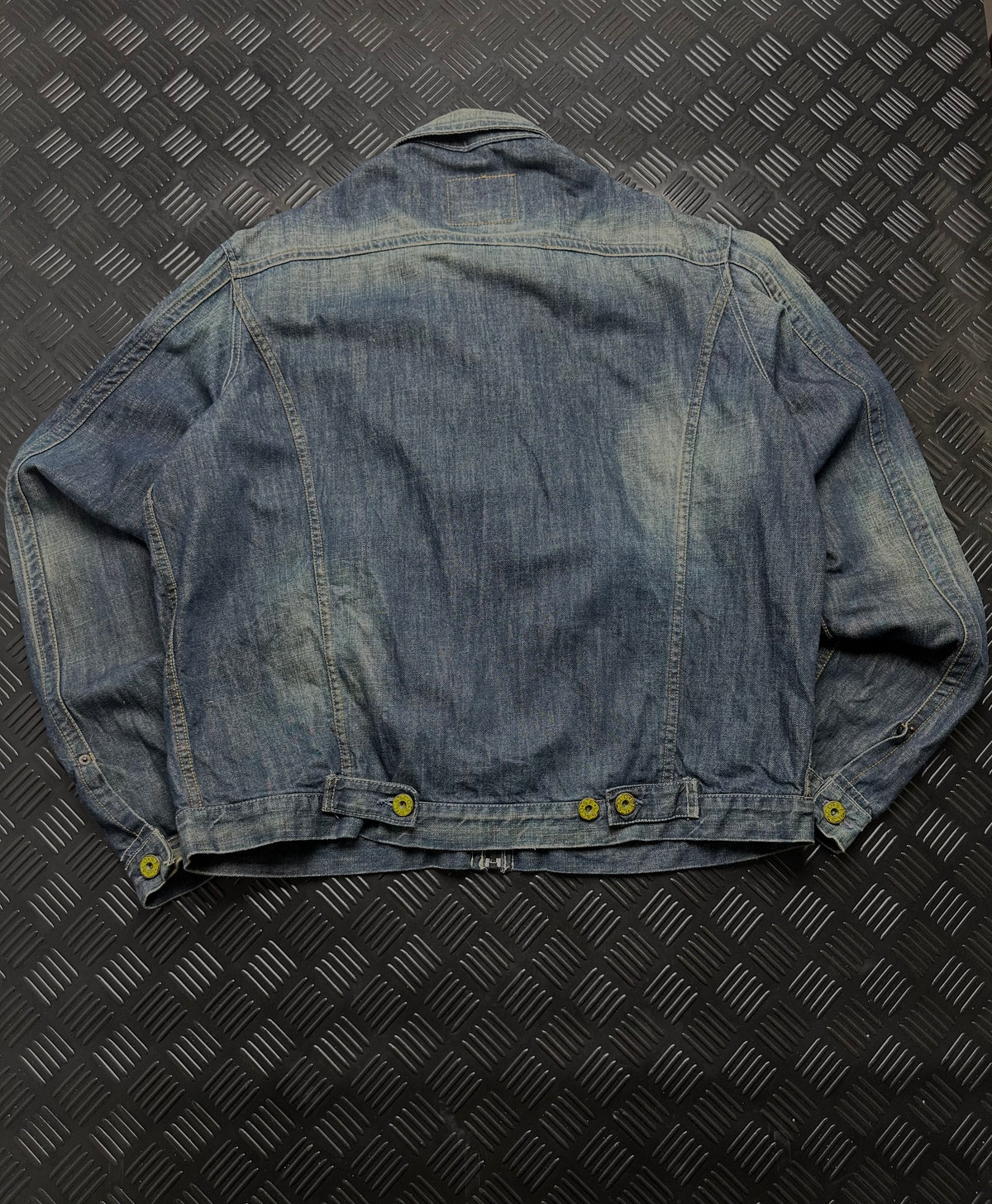 Vista trasera de chaqueta vaquera levi's de cremallera, azul