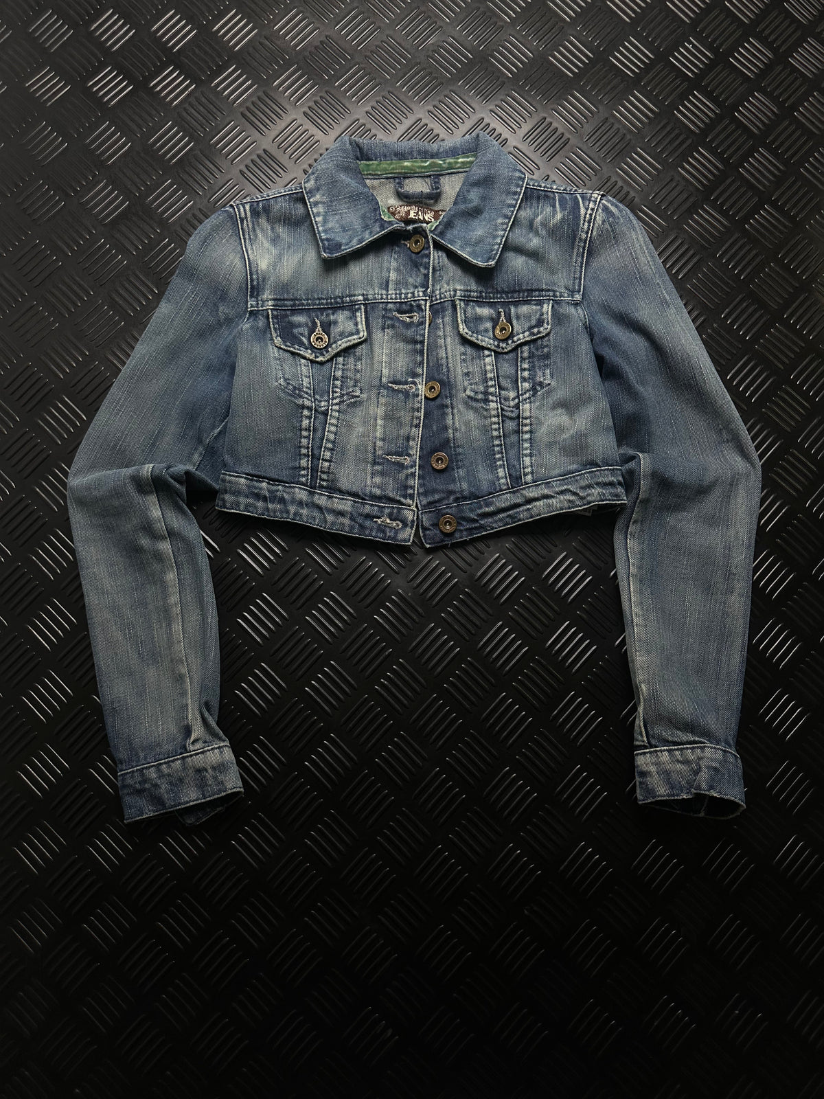 Vista frontal de chaqueta vaquera bershka con bordado, azul