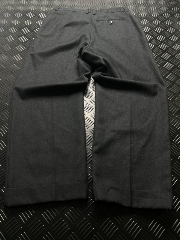 Detalle de pantalón burberrys, gris oscuro