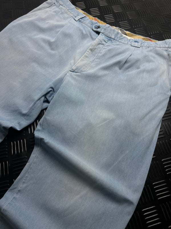 Detalle de pantalón burberry, azul grisáceo