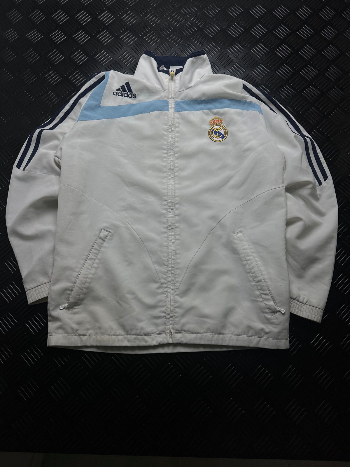 Vista frontal de chaqueta adidas real madrid, blanco / azul