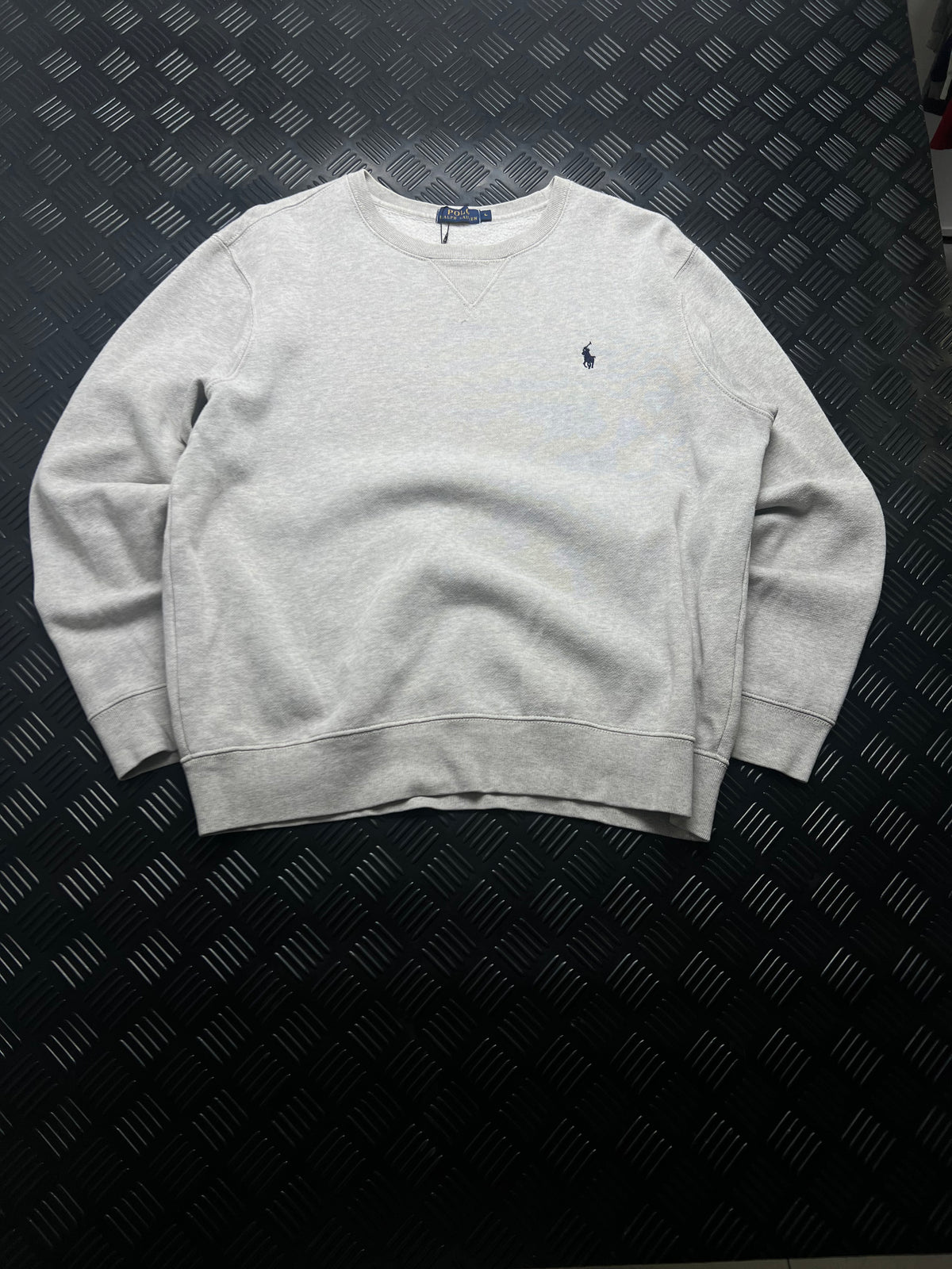 Vista frontal de sudadera polo ralph lauren, gris claro