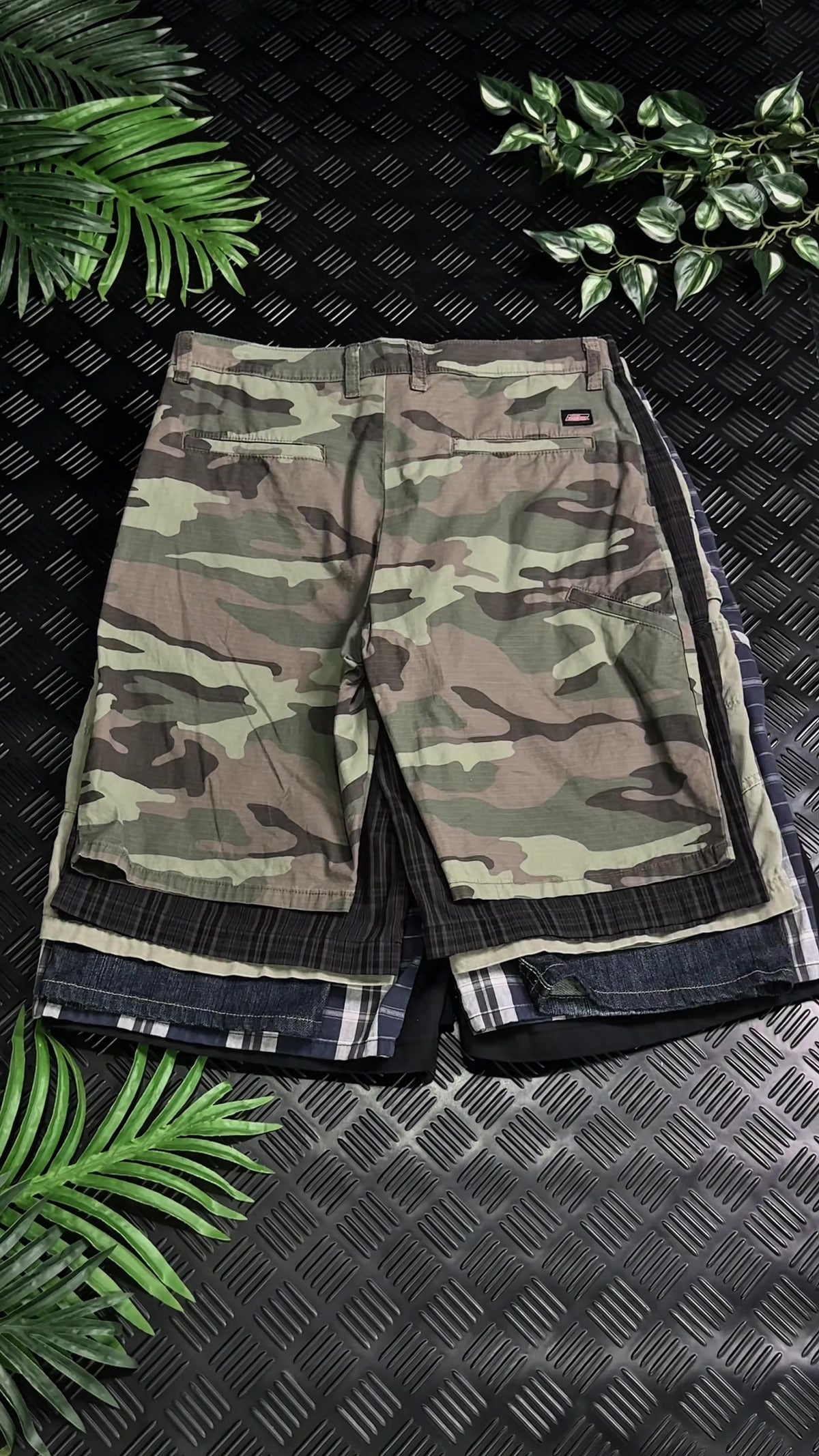 Bermudas de camuflaje seleccionadas para el drop de REVIVE