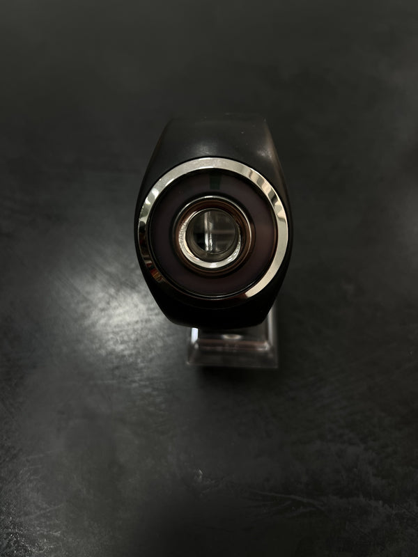 Reloj negro con pantalla digital central y aro en tono plateado.