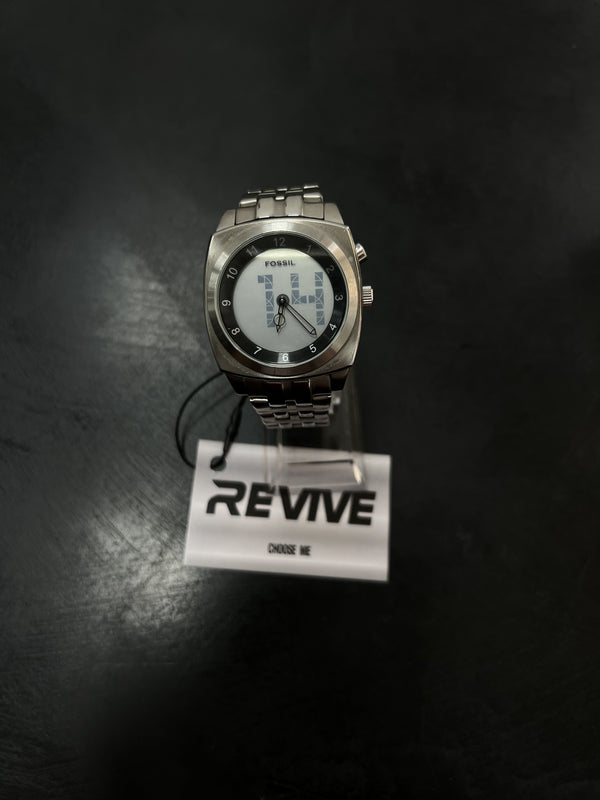 Reloj Fossil con brazalete plateado, esfera clara y bisel negro con números.