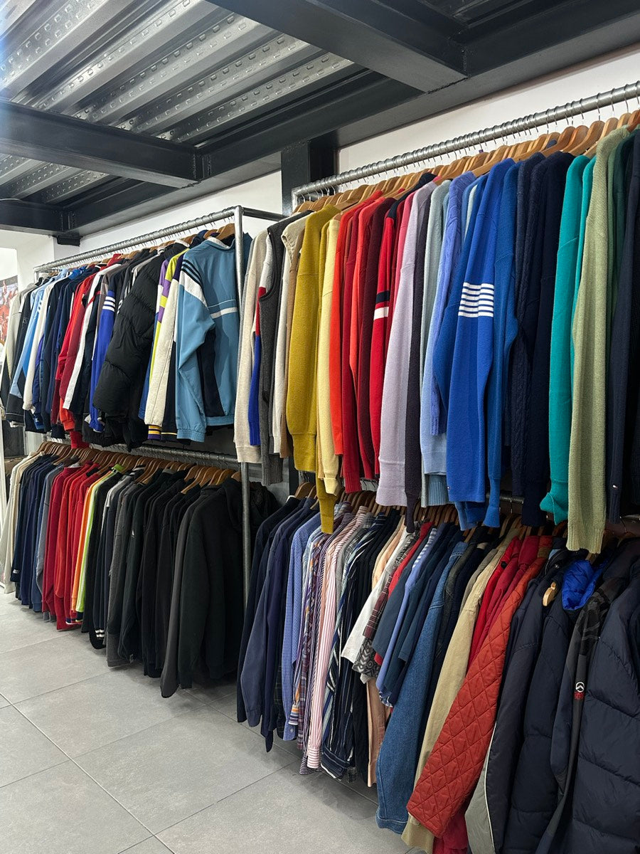 Interior de la tienda física REVIVE en Alicante