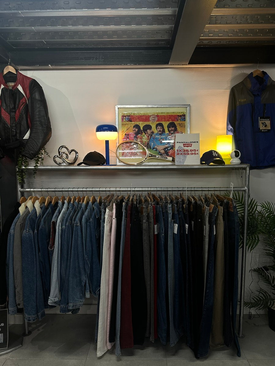 Interior de la tienda física REVIVE en Alicante