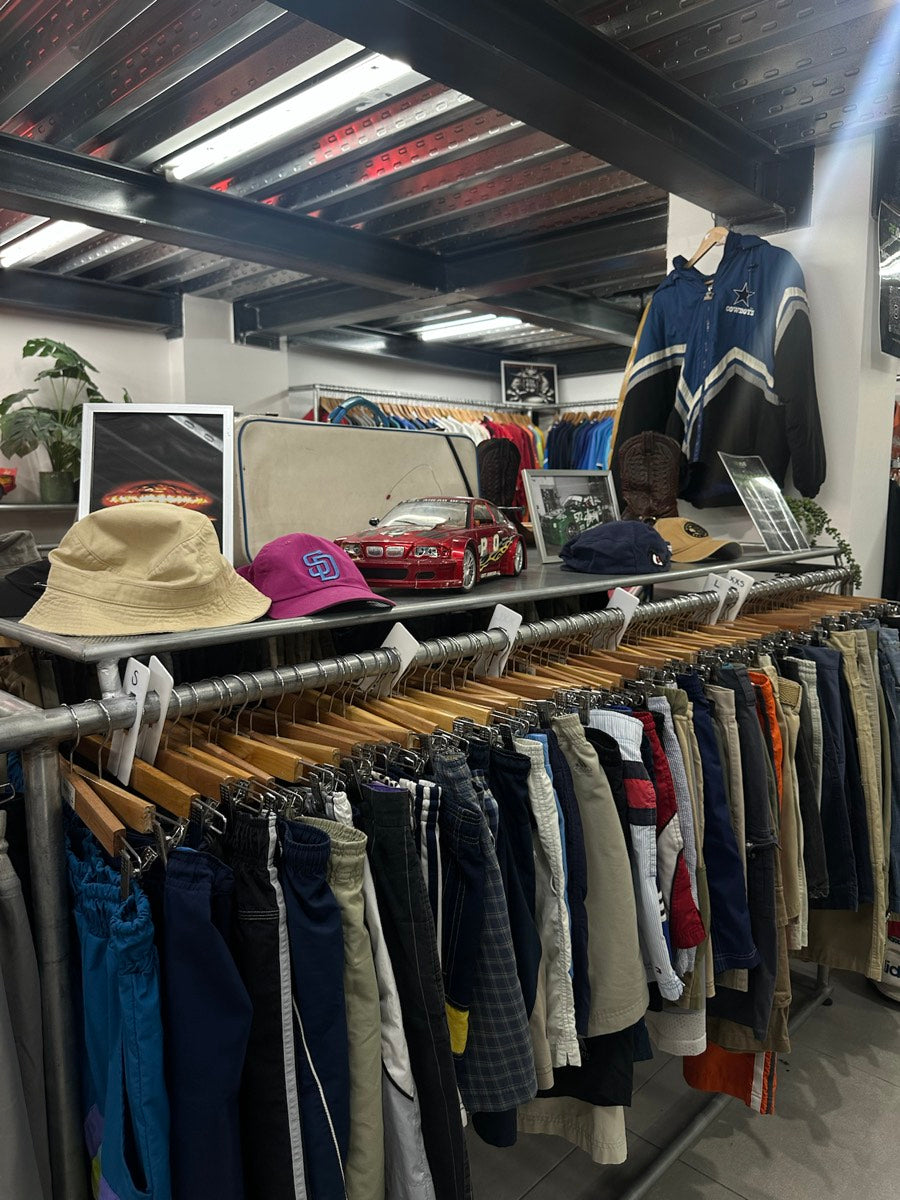Interior de la tienda física REVIVE en Alicante