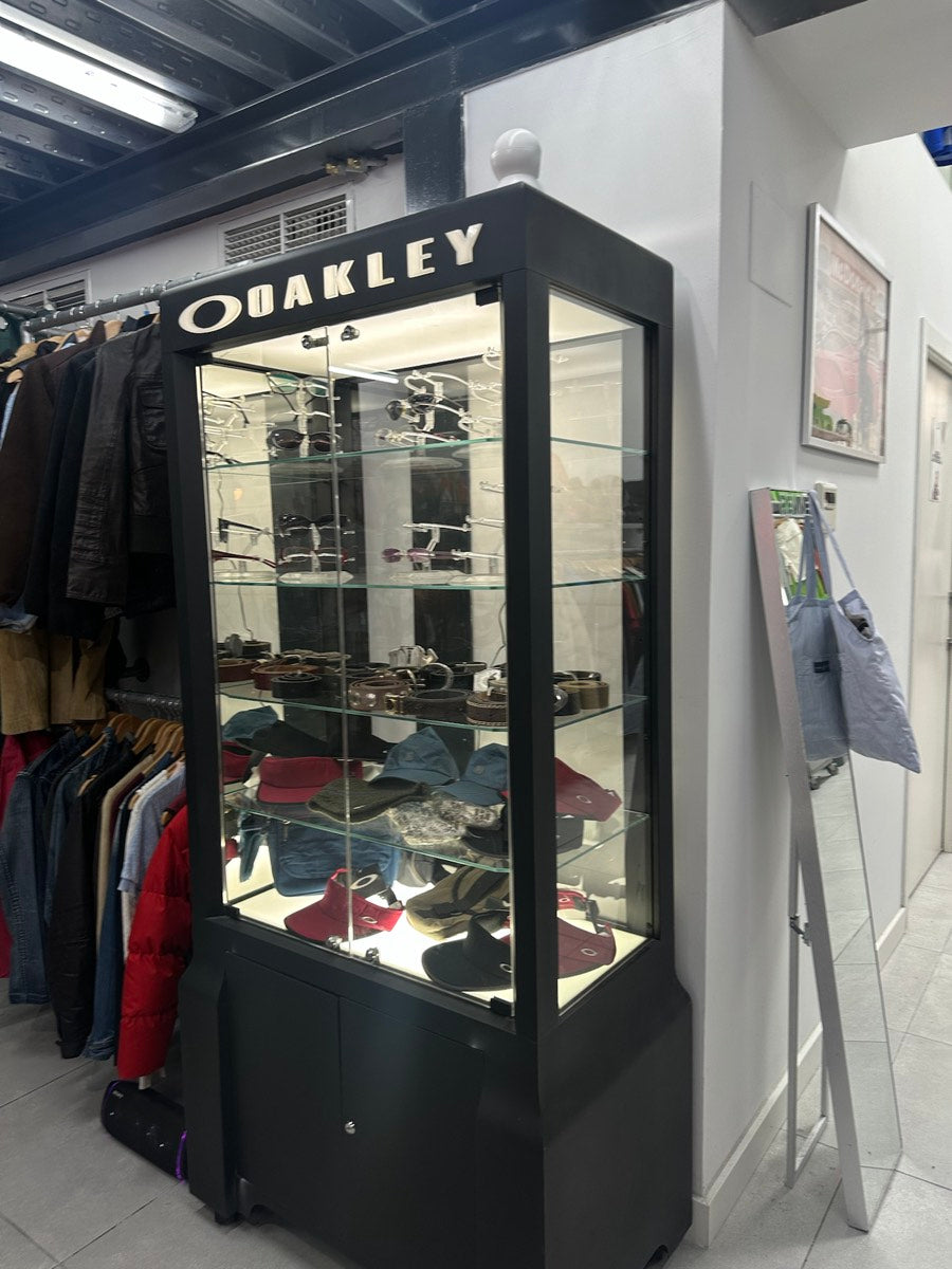 Interior de la tienda física REVIVE en Alicante