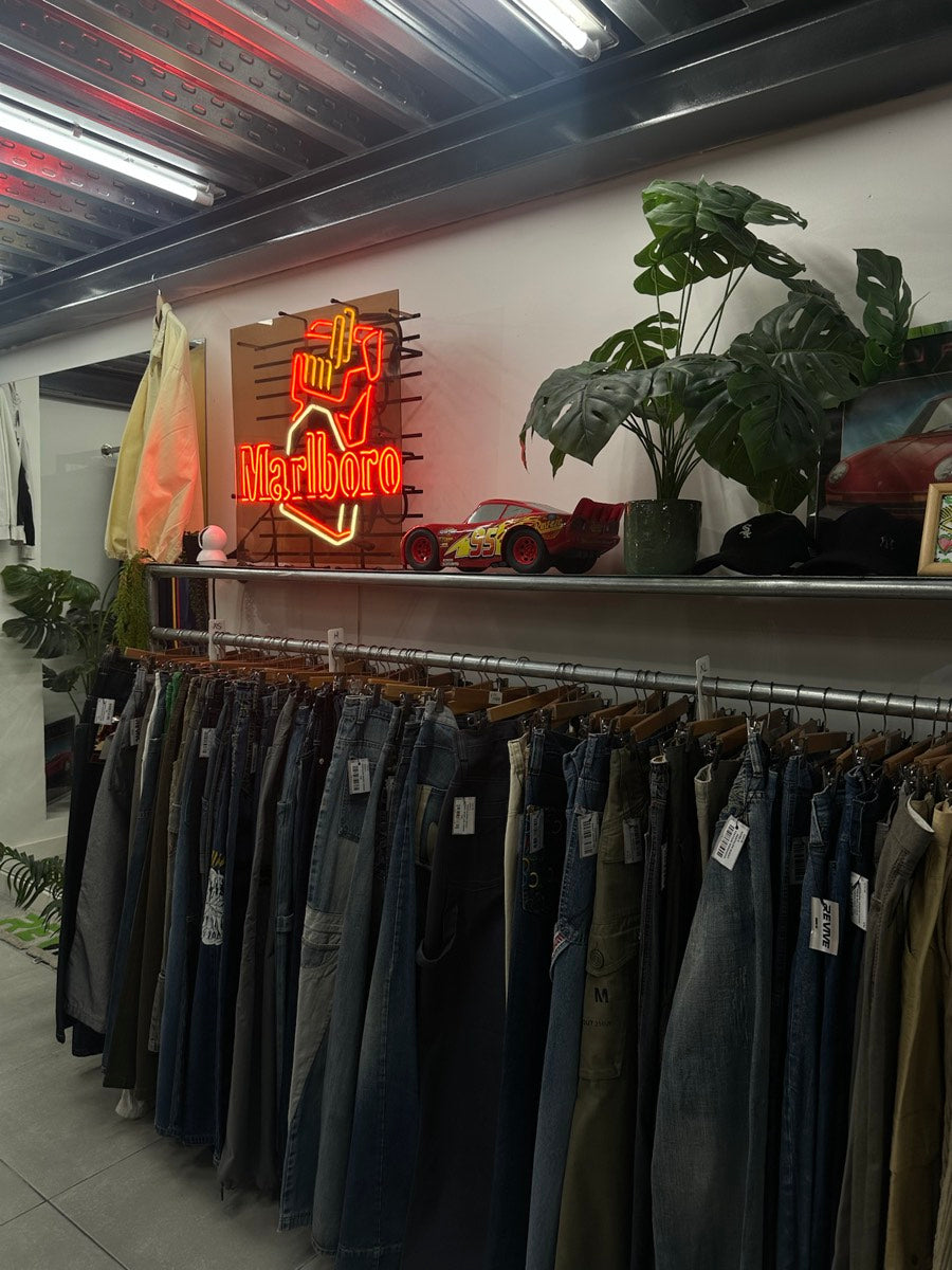 Interior de la tienda física REVIVE en Alicante