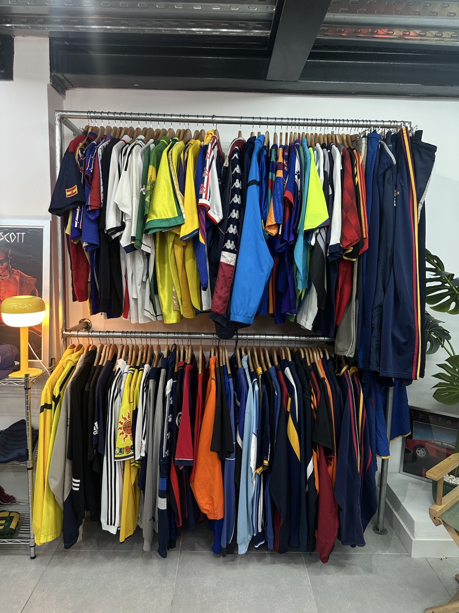Interior de la tienda física REVIVE en Alicante