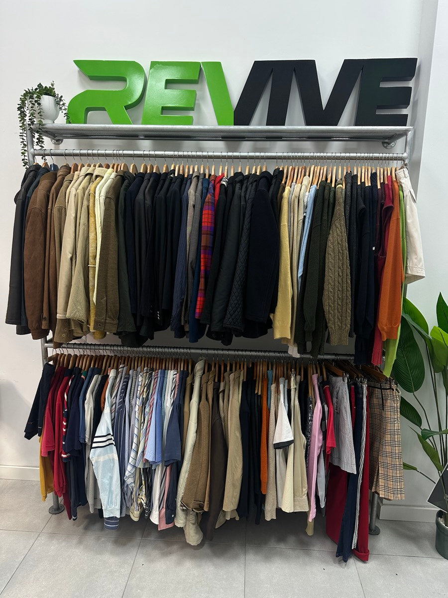 Interior de la tienda física REVIVE en Alicante