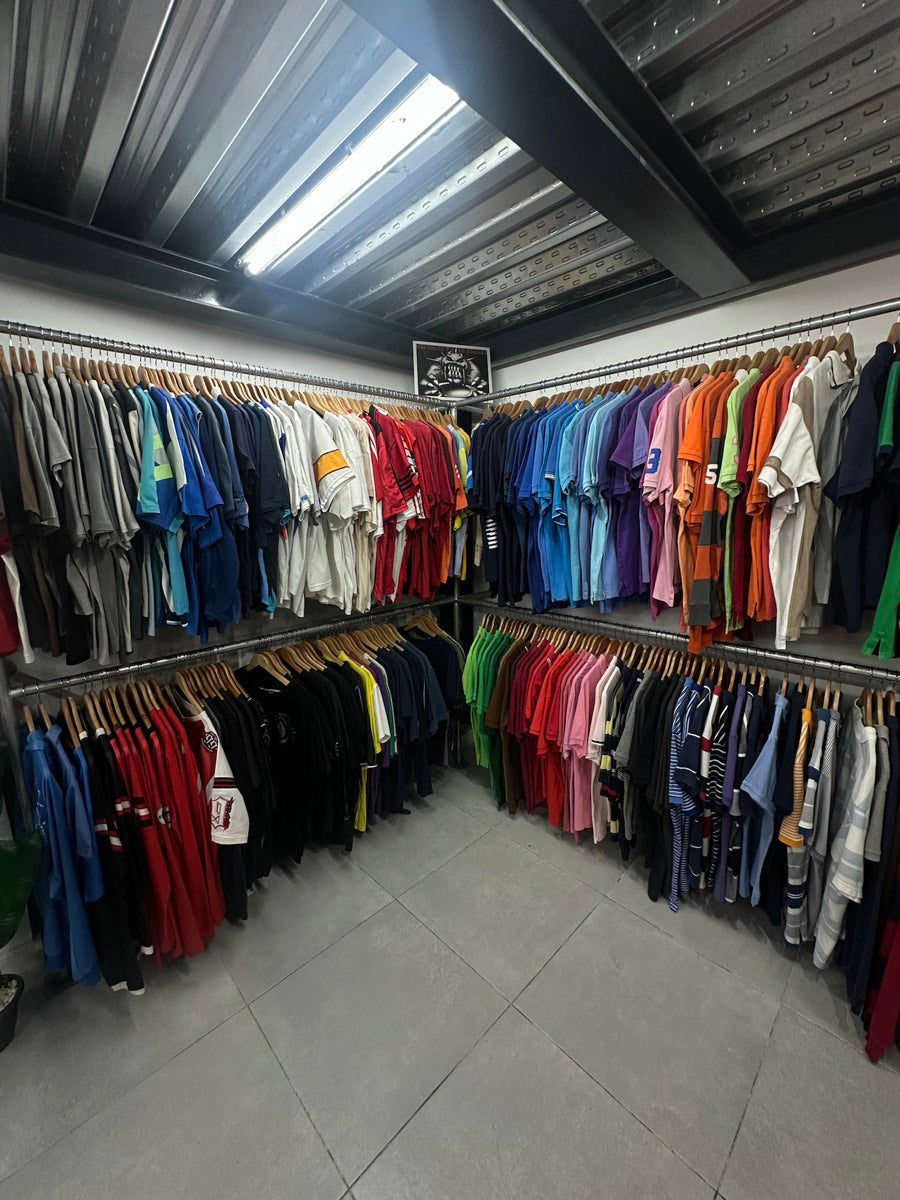 Interior de la tienda física REVIVE en Alicante